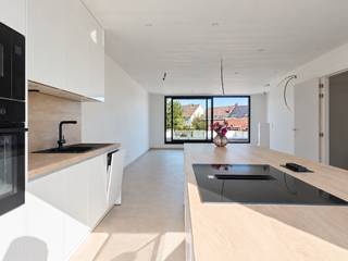 <p>Op zoek naar een woonst met ruimte en privacy? Dit unieke triplexappartement onderscheidt zich door zijn slimme indeling en bijzonder veel praktische troeven.<br /><br />Gelegen aan de linkerzijde van het gebouw, beschikt dit triplex appartement over een volledig private inkom van maar liefst 8m². Vanuit deze inkomhal heeft u rechtstreeks toegang tot zowel de privékelder van 18m² als de verschillende woonverdiepingen. Geen gedeelde inkomhal of meerdere deuren: u stapt rechtstreeks vanuit uw eigen inkom binnen in uw eigen stekje.<br /><br />Op de eerste verdieping bevindt zich de ruime en lichtrijke leefruimte. De aangename leefruimte loopt door naar het ruime terras van 16m², dat achteraan gelegen is en uitkijkt over de tuin. Een heerlijke plek om te genieten van een rustige ochtend of een gezellige avond.<br /><br />De tweede verdieping, goed voor 42 m², biedt ruimte aan drie slaapkamers, één badkamer en een apart toilet.<br /><br />Praktisch is er eveneens goed nagedacht over het dagelijks comfort. In de gemeenschappelijke fietsenstalling is voldoende plaats voor meerdere fietsen en bovendien beschikt u over een stopcontact om uw elektrische fiets op te laden.<br /><br />De voorziene parkeerplaatsen zijn reeds uitgerust met de nodige bekabeling met het oog op het plaatsen van een laadpunt voor een elektrische wagen. De parkeerplaats kan aangekocht worden voor € 21.000 exclusief 21% BTW.</p>
<p><strong>Troeven<br /></strong>- Zonnepanelen voorzien<br />- Toiletten aangesloten op regenwater<br />- Voorlopig E-peil E20, volgens de EPB-vooraangifte.<br />- Vloerverwarming <br />- Centrale ligging</p>
<p>Een bijzonder ruime en doordachte woonst met een hoge mate van privacy, een eigen inkom, drie slaapkamers, een royaal terras en maar liefst 115 m² private ruimte. Een uniek aanbod voor wie nét dat tikkeltje meer zoekt.</p>
<p><strong>Verkoop onder BTW stelsel (6% of 21%). </strong></p>
<p><strong><u>Totale verkoopprijs incl. BTW (appartement)</u></strong></p>
<p>543.290 euro incl. 21% BTW</p>
<p>475.940 euro incl. 6% BTW (indien de koper hiervoor in aanmerking komt)</p>
<p><strong><u>Totale verkoopprijs incl. BTW parkeerplaats: </u></strong></p>
<p>25.410 euro incl. 21% BTW</p>
Graag meer informatie? Contacteer ons via 015 68 26 08 of info@imperiavastgoed.be