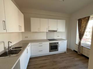 Ruim appartement met drie slaapkamers, waarvan één toegang heeft tot het terras. In het gebouw is er geen fietsenberging aanwezig, maar wel...