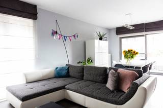 Een appartement met een échte tuin is zeldzaam. Deze heeft er een van ongeveer 70 m², volledig omheind en alleen van jou.<br /><br />Het gaat om een gelijkvloers appartement van 93 m² in Residentie Reynaert, een verzorgd gebouw uit 2009 in het hart van Bazel. Er is bovendien een lift in het gebouw.<br /><br />Vanuit de inkomhal met ingebouwde kast en vestiaire kom je in een ruime leefruimte met zit- en eethoek, aansluitend op een open keuken met oven, dampkap, vaatwasmachine en kookplaat. Twee volwaardige slaapkamers. Een badkamer met zowel een ligbad als een aparte douche, lavabomeubel en dubbele spiegelkast. Apart toilet en een inpandige berging. <br />Vanuit de leefruimte stap je het terras en de tuin op.<br /><br />Label A, met een energiescore van 97 kWh/m² per jaar. Een gemiddeld Vlaams appartement zit op 220. Dit appartement haalt vandaag al de Vlaamse doelstelling voor 2050, dus er rust geen renovatieverplichting.<br /><br />Gemeenschappelijke kosten: € 897 over het boekjaar 2024-2025.<br /><br />Het appartement is momenteel verhuurd aan € 1.080 per maand. Wie belegt, koopt een pand dat vanaf dag één<br />opbrengt. Wie er zelf wil wonen, kan de huur opzeggen voor eigen gebruik met zes maanden opzegtermijn<br />— en ontvangt in die periode gewoon de huur. Wie in het najaar tekent, kan er in de zomer van 2027 zelf<br />in.<br /><br />Praktisch<br />· 93 m² bewoonbaar, tuin van ± 70 m²<br />· 2 slaapkamers, badkamer met bad én douche, apart toilet<br />· Gelijkvloers, lift in het gebouw<br /><br />Plan je bezoek in via dewaele.com<br /><br />De algemene voorwaarden van Dewaele DIY kunt u steeds raadplegen via dewaele.com.<br /><br />Bestuursmaatregelen in het maatregelenregister: nee