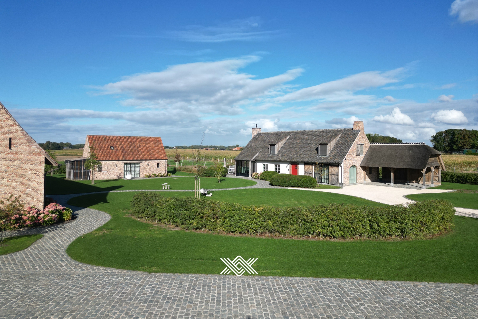 Landhuis met bijgebouwen en paardenstal op 11.431 m² - foto 1