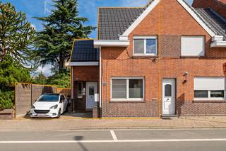 Deze toffe halfopen bebouwing met ruime tuin met garage is erg centraal gelegen op een boogscheut van het centrum van Stabroek. Winkels, openbaar vervoer en scholen bevinden zich dus allemaal in de nabije omgeving. Ook de oprit van de snelweg richting Antwerpen en Nederland is van hieruit vlot bereikbaar. In de woning werden de afgelopen jaren reeds verschillende energetische verbeteringen uitgevoerd, waaronder een vernieuwd dak 3 jaar geleden, spouwmuurisolatie en een vernieuwde keuken en badkamer. U komt de woning binnen via de inkomhal die meteen toegang geeft tot de leefruimte. De woonkamer staat in open verbinding met de eetkamer en geniet van een aangename lichtinval dankzij het grote raam aan de voorzijde en de dakkoepel. De praktische keuken geeft rechtstreeks zicht op de tuin, en aansluitend bevindt zich op deze verdieping ook de gerenoveerde badkamer. Op de eerste verdieping bevinden zich 2 slaapkamers, waarvan de eerste kamer rechtstreeks toegang verleent naar de master-bedroom. Het totale perceel heeft een oppervlakte van 411m² en biedt een ideale plek om van buiten te kunnen genieten. Een absolute troef van deze woning is de ruime garage met een aangrenzende, afzonderlijke werkplaats. De garage is voorzien van verlichting en water, wat zorgt voor tal van mogelijkheden om beide ruimtes naar eigen wens in te vullen. Kortom een ideale instapklare ééngezinswoning.