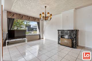 Degelijk gebouwde halfopen woning met een aangebouwd magazijn (+/-100m²) en 3 slaapkamers, de woning omvat op de gelijkvloers een zonnige zuidgerichte leefruimte, aansluitend een ingerichte keuken, berging en ruime garage/magazijn van +/- 100m2. Achteraan is er nog een mooie gezellige tuin. Op de eerste verdieping zijn er drie volwaardige slaapkamers en badkamer met ligbad, toilet en was meubel. De totale oppervlakte van de eigendom is 380m².<br />Deze woning is voorzien van alle comfort en wordt centraal verwarmd met stookolie<br /><br />Wenst u deze woning met magazijn bezoeken, aarzel niet en mail ons info@loimmo.be<br />