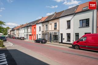 Deze recent gerenoveerde woning is gelegen in een rustige straat op slechts 10 minuten fietsen van het historische centrum. Vlotte verbinding met...