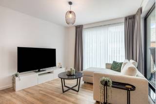 <p><span>RECENT, ENERGIEZUINIG APPARTEMENT MET 2 SLAAPKAMERS, TERRAS EN BUITEN-AUTOSTAANPLAATS<br />Gelegen op de 1ste verdieping (met lift) in een kleinschalige residentie - centrale ligging nabij station met vlotte bereikbaarheid via N16 en A12<br /><br />Indeling: Inkomhal / wc met handwas / living met eetplaats voorzien van keramische houtlook tegels / ingerichte open keuken / berging / 2 ruime slaapkamers (3,2x2,95m; 3,6x3,55m) / badkamer met wastafel en inloopdouche / leuk zuidoost georiënteerd terras.</span></p><p><span>Het appartement is voorzien van vloerverwarming op aardgas, ventilatie D systeem en 3 zonnepanelen wat resulteert in een E-peil 13.<br />Overdekte autostaanplaats / kelderberging.</span></p><p><span>Vrij van gebruik: Huurovereenkomst te respecteren.</span></p><p><span> </span></p><p><span><br /><br /></span></p>