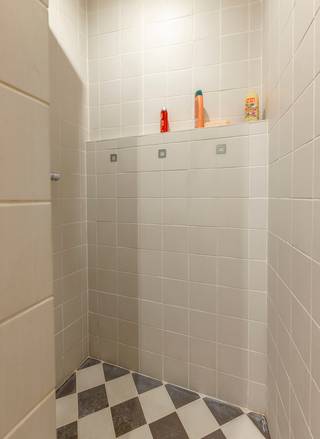 <p>Mooi, gezellig en centraal gelegen studio in het historisch centrum van Brussel waar het aangenaam wonen is. Het bevindt zich op de gelijkvloerse verdieping van een kleine en goed beheerde en onderhouden residentie.<br />Het bestaat uit een inkomhal, een slaaphoek, een keuken en een doucheruimte met toilet.<br />Gelegen vlakbij het Sint-Katelijneplein en op amper 10 minuutjes wandelen van de Grote Markt en in de onmiddellijke nabijheid van metrohalte Sint-Katelijne, scholen, restaurants, winkels en andere faciliteiten.<br />Ideaal voor eigen bewoning, als pied-à-terre of als investering met een mooi huurrendement. Momenteel verhuurd.<br />Te bezoeken!<br />EPC klasse G, 709 kWhEP/m²/an, 142 CO² par m².</p>