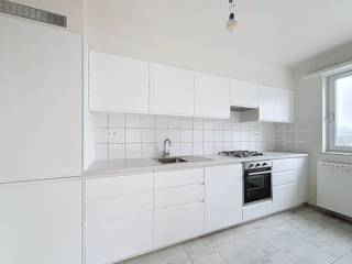 Het appartement is recent gerenoveerd en is voorzien van een lichtrijke woonkamer, keuken, 3 slaapkamers, badkamer, inkomhal en de helft van een dubbele garage.Eerste verdieping:- inkomhal- bijzonder ruime woonkamer op parketvloer met lichtinval langs voor- en achterkant (ca. 50 m²)- 3 slaapkamers, waarvan 1 op parket, de andere op laminaat (ca. 12-12-18 m²)- keuken voorzien van oven, dampkap, gaskookplaat, koelkast met vriesvak en vaatwasser- ingerichte badkamer met douche, lavabo en toilet, aansluiting wasmachine en droogkast- nachthalBijzonderheden:- garage (dubbele garage te delen met andere huurder)- EPC: 193 kWh/m²- onmiddelijk beschikbaar!- vaste kosten 70 euro/maand(ver-)Kopen of (ver-)huren in regio Wuustwezel/BrechtMet vragen kan u altijd bij ons terecht!Dewaele vastgoed met advies.