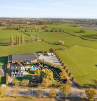 Prachtige villa op 2.890m2 in Ledegem (EPC label D)Deze stijlvolle en instapklare villa ligt op een perceel van maar liefst 2.890 m² in een groene en...