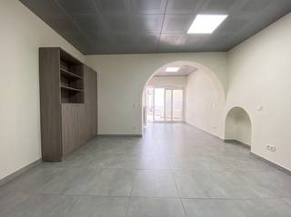 <p><strong>Menen - Ruime woning met handelspand te koop in het hartje van Menen</strong></p>
<p><strong>Indeling</strong><br />Via de inkomhal kom je binnen op het gelijkvloers, waar zich een polyvalente ruimte bevindt met aansluitend een berging, voorzien van aansluitingen voor een wasmachine en droogkast, evenals een boiler. Naast de berging is er ook een apart toilet.</p>
<p>Via de polyvalente ruimte heb je toegang tot het private gedeelte van het handelspand.</p>
<p>Het handelspand beschikt over een aparte inkom voor klanten en is ideaal voor wie een eigen winkel of handelszaak wil uitbaten.</p>
<p>Naast de polyvalente ruimte is er toegang tot een ruime koer.</p>
<p><strong>Eerste verdieping</strong><br />Ruime keuken met eetplaats, voorzien van een gasfornuis, elektrische kookplaat, vaatwasser, koelkast en microgolfoven.</p>
<p>Daarnaast bevindt zich een eerste ruime slaapkamer met aansluitend een ruime leefruimte en gezellige zithoek.</p>
<p><strong>Tweede verdieping</strong><br />Op de tweede verdieping bevinden zich drie ruime slaapkamers en een badkamer.</p>
<p>Daarnaast is er ook een zolder aanwezig.</p>
<p><strong>Troeven</strong></p>
<ul><li>Ideaal voor zelfstandigen</li><li>Veel ruimte</li><li>Modern ingericht</li><li>Instapklaar</li><li>Veel lichtinval</li></ul>