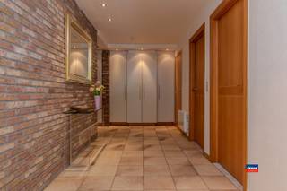 <p><span>HOBOKEN | EXCEPTIONNELLEMENT SPACIEUX IMMEUBLE EN PAVILLON AVEC TROIS À QUATRE CHAMBRES, GARAGE POUR 2 VOITURES ET GRAND JARDIN SUR UN TERRAIN TOTAL DE 383 M²</span></p><p><span>Rez-de-chaussée : jardin avant avec allée pour 2 voitures - hall d'entrée avec dressing et toilettes invités - le garage est actuellement converti en abri à vélos et bureau ou chambre à l'arrière - buanderie avec chaudière - terrasse avec grand jardin s/o et abri de jardin.</span></p><p><span>Premier étage : hall d'escalier - grand séjour lumineux en L (40m²) - cuisine récente, ouverte et hyper-installée. </span></p><p><span>Deuxième étage : cage d'escalier - salle de bains récente avec douche à l'italienne et meuble double vasque - 3 chambres dont 2 climatisées.</span></p><p><span> </span></p><p><span>Atouts supplémentaires :</span></p><p><span>*Construction en béton massif</span></p><p><span>*Electricité conforme AREI jusqu'en 2042</span></p><p><span>*Panneaux solaires avec batterie (2022)</span></p><p><span>*Fenêtres récentes (2020)</span></p><p><span>*Maison très économe en énergie</span></p><p><span>*Idéalement située dans un quartier résidentiel calme</span></p><p><span> </span></p>