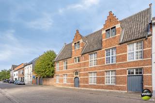 Deze karaktervolle stadsvilla is gelegen in de Hikstraat, pal in het hart van Herentals. Met een indrukwekkende bewoonbare oppervlakte van maar...