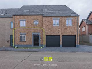 <span><strong>GELIJKVLOERS APPARTEMENT MET 2 SLAAPKAMERS, TERRAS EN OVERDEKTE STAANPLAATS TE STOKKEM.<br /><br />TROEVEN<br /></strong>- Recent gebouw (bouwjaar 2017).<br />- Gelijkvloers wonen.<br />- Mooie afwerking.<br />- 2 slaapkamers.<br />- Privé oprit.<br />- Overdekte staanplaats of terras.<br />- Zonnepanelen.<br />- Berekend E-peil E48.<br />- Ruime kelderberging.<br /><br /><strong>KELDERVERDIEPING<br /></strong>- Kelderberging.<br /><strong><br /></strong><strong>GELIJKVLOERS<br /></strong>- Inkomhal ((2,16m x 2,26m) + (2,37m x 1,00m) = 7,25m²): tegelvloer.<br />- Woonkamer (5,28m x 5,40m = 28,51m²): schuifraam naar terras, tegelvloer.</span><br /><span>- Keuken ((2,22m x 2,13m) + (3,75m x 4,26m) = 20,71m²): geïnstalleerd met onder- en bovenkasten, lades, gasvuur, dampkap, microgolfoven, oven, koelkast en vaatwasser, tegelvloer.</span><br /><span>- Toilet (2,09m x 1,04m = 2,18m²): hangtoilet, lavabo, tegelvloer.</span><br /><span>- Berging/wasplaats (2,17m x 2,15m = 4,67m²): aansluiting wasmachine en droogkast, ventilatiesysteem, tegelvloer.</span><br /><span>- Badkamer ((2,14m x 2,06m) + (1,24m x 1,02m) = 5,67m²): ingericht met badkamermeubel met dubbele lavabo, onder- en spiegelkast en lades, aparte douche, tegelvloer.<br />- Slaapkamer 1 (2,82m x 3,03m = 8,54m²): tegelvloer.<br />- Slaapkamer 2 (3,13m x 3,87m = 12,11m²): tegelvloer.<br /><br /><strong>EXTERIEUR</strong></span><br /><span>- Terras.<br />- Overdekt staanplaats/terras.<br />- Privé oprit.<br /><br /><b>EXTRA INFORMATIE<br /></b>- Dit appartement wordt momenteel nog verhuurd maar de huidige huurder zal in april verhuizen. Het appartement zal dus bij akte beschikbaar zijn voor de koper. <br /><br />Bekijkt u deze advertentie via een aanverwante vastgoedsite, surf dan zeker naar onze website <strong>www.N78vastgoed.be</strong> voor een uitgebreide beschrijving en foto's. <strong>Meer info: +32 (0)89 86 18 88 of info@N78vastgoed.be.</strong></span>