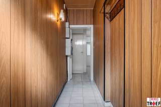 Deze centraal gelegen gezinswoning bevindt zich in de Lange Minnestraat 96 te Lebbeke, op een enkele meters van scholen, winkels en het openbaar vervoer. Je komt binnen via de inkomhal, die toegang biedt tot een gezellige leef-en eetruimte. Verder beschikt het gelijkvloers over een geïnstalleerde keuken en verschillende opbergruimtes met aansluitend de tuin. Op de eerste verdieping is er een nachthal met twee slaapkamers en een badkamer met ligbad, wastafel en toilet. Via een vaste trap bereik je de zolderverdieping waar zich nog een grote derde kamer bevindt en die na afwerking kan ingericht worden naar wens. TROEVEN: instapklare woning, EPC:D, géén renovatieplicht, centraal gelegen, zonnepanelen aanwezig, vrij bij akte. Meer info, vragen of een bezoek? Contacteer Charlotte van IMMO TROEF: 052 52 52 00 of info@immotroef.be.