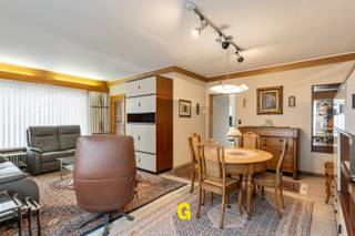 Langs de Hoogstraat ter hoogte van nummer 12, op een perceel van benaderend 10a 50ca, bevindt zich deze degelijk gebouwde halfopen woning met...