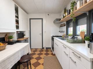 Te renoveren woning te koop in Oostrozebeke met 3 slaapkamers! <br /><br />Bij het betreden van de woning kom je terecht in de leefruimte, met aansluitend de keuken. Vanuit de keuken geniet je van een mooi zicht op de tuin. Verder bevindt zich op het gelijkvloers de badkamer.<br /><br />Op de eerste verdieping zijn er drie slaapkamers aanwezig. Daarnaast is er nog een vaste trap naar de zolder, die extra mogelijkheden biedt.<br /><br />Ben je op zoek naar een woning die je volledig naar eigen smaak kan renoveren? Dan is dit pand in Oostrozebeke zeker een bezoek waard!