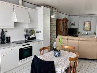 Op te frissen eengezinswoning te Boom in rustige buurt (doodlopende straat), zeer centraal gelegen vlakbij A12 en E19. <br />Indeling:<br />- Kelder<br />- Gelijkvloers: hal, open leefruimte met keuken, salon en veranda, wasruimte, wc en extra kamer;<br />- Verdiep: 2 slaapkamers, badkamer<br /><br />Troeven:<br />- Trap en veranda vernieuwd<br />- Badkamer gerenoveerd in 2019<br />- Nieuwe condensatieketel 2025<br />- Zonnig terras<br />- EPC C, geen renovatie<br />- Uitweg te voet/fiets langs servitudeweg achteraan<br />- Ramen PVC-hoogrendementsbeglazing<br />Akte te verlijden +/- september 2026, beschikbaarheid uiterlijk 1 maand na akte