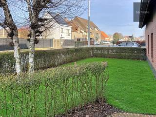Gezellige GEZINSWONING nabij centrum Waregem, bestaande uit : Ruime inkomhal met vestiaire en gastentoilet, ruime lichtrijke living met aanpalend terras en zicht op de tuin, uitgeruste keuken, berging/wasplaats in de inpandige garage, badkamer met toilet, ligbad en lavabo, 2 slaapkamers waarvan 1 met douche in de kamer, verschillende buitenbergingen en gezellig terras en zonnige stadstuin ;<br /><br />- Gezellige instapklare woning nabij centrum Waregem;<br />- Op wandelafstand van station en centrum ;<br />- CV op aardgas ;<br />- Instapklaar ;<br />- Vrij vanaf 01/03/2026 ;<br /><br />==> Voor meer info of een bezoek gelieve ons kantoor te Waregem contacteren op 056/ 60.33.66 ;