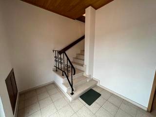 Leuk appartement op de 1ste verdieping. De ruime inkomhal met berging geeft rechtstreeks toegang tot het appartement op de 1ste verdieping. Naast de lichtrijke living grenst de ruime en volledig ingerichte keuken. Er is 1 slaapkamer, een aparte wc en een ingerichte badkamer met bad/douche en kleine berging voor de wasmachine. Er is een overdekte autostaanplaats voor 1 wagen en een tuinhuis ter beschikking. Voorschot water € 30/maand (1 persoon). Het appartement is beschikbaar vanaf 01/11/2026! Bezoeken? Contacteer 0486 43 49 08 Daphne van Sherwin Immo + !
