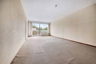 Dit centraal gelegen appartement nabij het Rivierenhof heeft 2 slaapkamers ( 13,5m² - 16m²) en een mooi terras (8,5m²) aan de voorkant van het appartement<br /><br />Via de inkom met vestiairekast komen we in de ruime living (33m²) met een schuifraam naar het terras.<br /><br />De keuken is uitgerust met kasten, een dubbele spoelbak, een dampkap, een oven en een ceramische kookplaat.<br /><br />De badkamer bestaat uit een ligbad en een lavabo, is half-betegeld en er is een aansluiting voor de wasmachine.<br /><br />Er is een aparte wc.<br /><br />De slaapkamers zijn achteraan gelegen en er is tevens een videofoon in de hal voorzien.<br /><br />Het appartement heeft een zeer gunstig EPC ( 150 kWh/m² jaar = LABEL B)<br /><br />Bij het appartement is ook een privatieve kelder inbegrepen.<br /><br />stedenbouwkundig uittreksel is in aanvraag.<br /><br />Voor meer info of een bezoek ter plaatse kan u vrijblijvend contact opnemen met Philip op het nr.: 0476/999.029 of philip@reds.be.