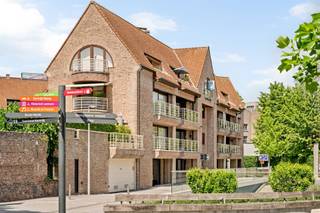 <p>Ruim appartement met veel potentieel op een uitstekende ligging aan de Houtmarkt.<br /><br />Dit lichtrijke appartement beschikt over 2 volwaardige slaapkamers, een ruime leefruimte, aparte keuken en badkamer. Het zonnige zuidgerichte terras biedt een aangenaam open zicht op de Houtmarkt en vormt de perfecte plek om in alle rust te genieten.<br /><br />Daarnaast beschikt het appartement over een praktische kelderberging. Mogelijkheid tot aankoop van een ondergrondse garage voor € 30.000.<br /><br />Ideaal voor wie op zoek is naar een ruim appartement dat volledig naar eigen smaak kan worden opgefrist, op een centrale en gegeerde locatie.<br /><br />Meer info of plan je bezoek via denis@immobeguin.be of www.immobeguin.be</p>