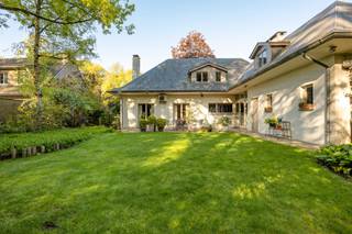 Op een rustige en residentiële locatie, op de grens met Schilde, bevindt zich deze degelijke te renoveren villa op een perceel van ca. 960 m².<br /><br /><span><strong>Indeling</strong></span><br /><br />Ruime inkomhal met vide - aparte vestiaireruimte en gastentoilet - moderne ingerichte keuken (aanrecht in graniet - dubbele spoelbak - vaatwasmachine - ijskast - diepvries - oven groot formaat - microgolfoven - inductievuur - dampkap) aansluitend een praktische koele berging - ruime woonkamer in L-vorm op parket met O.H. (momenteel niet actief) - tuinkamer/overdekt terras - dubbele inpandige garage met aparte technische ruimte.<br /><br /><span><strong>Verdieping</strong></span>: 4 slaapkamers - waarvan 2 ruime kamers + dressing/bureau - 2 badkamers.<br /><br />De <span><strong>tuin </strong></span>en het terras bieden veel privacy.<br /><br /><strong>Een degelijke woning met veel potentieel op een gegeerde locatie op de grens met voorkant Schilde.</strong><br /><br />Nuttige link met voorwaarden ivm <span><strong>renovatie aan 6% BTW i.p.v. 21% BTW bij</strong></span> nieuwbouw<br /><span>https://www.vlaanderen.be/bouwen-wonen-en-energie/bouwen-en-verbouwen/btw-tarief-van-6-bij-renovatie-en-sloop-en-heropbouw-van-woningen</span><br /><br /><span><strong>Bijzonderheden<br /></strong></span><br />- dak met natuurleien<br />- c.v. verwarming op <strong>aardgas</strong><br />- airco in leefruimte<br />- raamwerk in hout<br />- enkele beglazing<br />- kruipruimte<br />- dubbele inpandige garage<br />- veel privacy<br />- renovatieverplichting<br />- EPC label F - 626 kWh/m²<br /><span><strong>Stedenbouwkundige </strong><strong>informatie</strong></span>: Wg-Vg-Gvv-Gvkr-Gmo-Gworg
