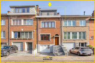 Immo Van Middelem vend cette maison rénovée à deux façades avec 3 chambres, 2 salles de douche et un jardin agréable.L'atout de cette maison est sans...