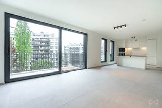 Tél. : 0456 87 27 16 / E-mail : juliana.t@weinvest.be<br /><br />We Invest is trots u het project Viridis voor te stellen. Gelegen in het hart van de Mediapark, op gelijke afstand van de Europese Wijk en de NAVO, bevindt u zich bovendien in de onmiddellijke nabijheid van talrijke openbaarvervoersmogelijkheden van de MIVB en De Lijn. U geniet eveneens van een vlotte toegang tot de Ring en de autosnelweg naar Luik. Tot slot profiteert u van de nabijheid van talrijke winkels, restaurants en andere voorzieningen (scholen, kinderdagverblijven, …).<br /><br />Dit duplexappartement met een oppervlakte is als volgt ingedeeld: een apart toilet, 2 badkamers, een open keuken met de leefruimte, 3 slaapkamers, een bureau en een wasruimte. Daarnaast geniet u van een aangenaam terras. Op technisch vlak is het appartement uitgerust met een individuele warmtepomp en vloerverwarming, dubbele beglazing, evenals een ventilatiesysteem. Naast een kelder is er ook toegang tot een fietsenberging voorzien. In het hart van het project geniet u van een volledig autovrije groene zone, in alle rust weg van de stedelijke drukte.<br /><br />Optionele parking: €100<br />Kosten: €150/maand (provisie voor gemeenschappelijke kosten + onderhoud van ketel en ventilatiesysteem)<br /><br />EPC: A<br /><br />Beschikbaar vanaf 01/12/2026, snel te bezichtigen!<br /><br />Voor meer panden in dit project of andere exclusieve aanbiedingen, bezoek www.weinvest.be!