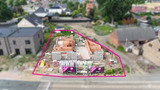 Elke zondag welkom op ons kantoor van 10u-12u voor meer info over de nieuwbouwprojecten! <br /><br />De rechterwoning heeft een bruto-oppervlakte van 174,08m² en is praktisch opgedeeld.<br /><br />Via de inkomhal met gastentoilet kom je binnen in de woning. In de inkomhal bevindt zich tevens de trap naar de bovenverdieping. Wanneer je verder doorloopt, kom je terecht in de ruime leefruimte, die dankzij de open verbinding met de keuken een aangenaam en praktisch geheel vormt. Vanuit de keuken geniet je bovendien van een mooi zicht op het terras, waardoor binnen- en buitenruimte op een natuurlijke manier met elkaar verbonden worden. Aansluitend aan de keuken bevindt zich een handige berging, die extra opbergruimte biedt.<br /><br />Op de eerste verdieping kom je via de nachthal terecht bij drie volwaardige, lichtrijke slaapkamers en de badkamer. De master bedroom beschikt daarnaast over een ruime dressing, wat zorgt voor extra comfort en een praktische indeling. <br /><br />Ook buiten werd er aandacht besteed aan comfort en gebruiksgemak. Bij de woning wordt een carport voorzien, wat zorgt voor extra parkeergelegenheid en een overdekte plaats voor de wagen. Dit vormt een mooie aanvulling op de praktische indeling van de woning.<br /><br />Ook op vlak van energiezuinigheid scoren deze woningen uitstekend. Dankzij de warmtepomp, zonnepanelen en het ventilatiesysteem D woon je niet alleen comfortabel, maar ben je ook helemaal voorbereid op de toekomst. De combinatie van moderne bouwtechnieken en energiezuinige voorzieningen zorgt bovendien voor een aangenaam binnenklimaat en een efficiënter energieverbruik.<br /><br />Een bijzonder interessante troef is de constructie aan slechts 6% btw. Hierdoor wordt nieuwbouw financieel extra aantrekkelijk. De woningen worden bovendien volledig afgewerkt opgeleverd, zodat je na de oplevering meteen kan genieten van je nieuwe thuis. De oplevering is voorzien voor januari 2027, waardoor je binnenkort kan verhuizen naar een moderne woning die volledig klaar is voor de toekomst.<br /><br />Pluspunten:<br />- Constructie aan slechts 6% btw<br />- Volledig afgewerkt bij oplevering<br />- Oplevering voorzien in januari 2027<br />- Moderne halfopen bebouwing<br />- Extra lichtinval en privacy dankzij de halfopen structuur<br />- Carport voor extra parkeergelegenheid<br />- 3 volwaardige slaapkamers<br />- Master bedroom met aansluitende dressing<br />- Warmtepomp<br />- Zonnepanelen<br />- Ventilatiesysteem D<br />- Moderne architectuur<br />- Energiezuinige nieuwbouwwoning<br /><br />Maatregelen opgenomen in het Maatregelenregister: nee<br /><br />Prijsoverzicht:<br />- Grondwaarde: € 150.000,00<br />- Registratiekosten: € 18.000,00 <br />- Constructiewaarde: € 275.450,00<br />- BTW 6%: € 16.527,00<br />Totale aankoopprijs: € 459.977,00<br /><br />Voor een bezichtiging ter plaatse of meer info, bel ons op 078/78.78.70, of kom gewoon binnen op ons kantoor, steeds welkom!