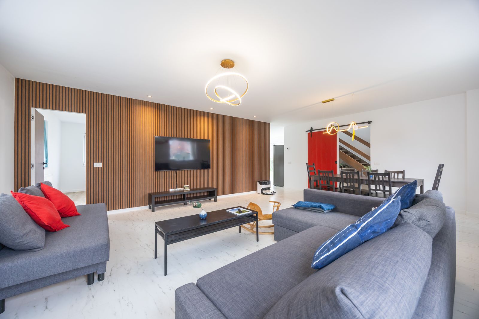 Villa récente indépendante sur un terrain spacieux (1044 m²) - photo 3