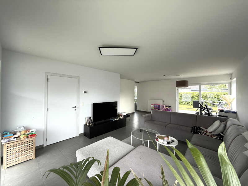 Mooie instapklare villa gelegen in een rustige en recente woonwijk - foto 5