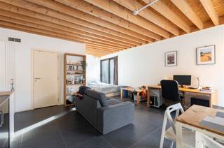 <p><span>A vendre : Studio étudiant prêt à l'emploi à Anvers</span></p><p><span>Découvrez ce studio de 35m² entièrement meublé, idéalement situé dans le quartier étudiant animé de la Rodestraat, à quelques pas de l'Université d'Anvers et d'autres établissements d'enseignement. Tout ce dont vous avez besoin - magasins, cafés et transports publics - se trouve littéralement au coin de la rue.</span></p><p><span>Le studio dispose de sa propre cuisine et de sa propre salle de bains, ce qui vous permet de vivre de manière totalement indépendante. Grâce à l'intérieur meublé, le studio est prêt à emménager immédiatement.</span></p><p><span>Les charges communes mensuelles sont de 225, et le prix demandé est de 175 000.</span></p><p><span>Une excellente opportunité pour les étudiants, les débutants ou les investisseurs qui souhaitent bénéficier d'un emplacement de choix à Anvers !</span></p>