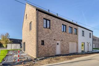 <p><span>FOR SALE: Modern newly built house with 3 bedrooms in Geetbets!</span></p><p><span>Discover this spacious and contemporary newly built home, located on the corner of </span><span>Kolkstraat and Steenweg at Kortenaken</span><span> in Geetbets. This semi-detached building is part of a small residential project of four townhouses, built according to current standards and with an eye for comfort, energy efficiency and quality.</span></p><p><span>The house is located within </span><span>walking distance from the center of Geetbets</span><span>, where all necessary facilities such as stores, schools and public transport are easily accessible. Thanks to the well-considered layout, large living space and high quality finishing, this house is ideal for families or those looking for extra space.</span></p><p><span>Location</span></p><p><span>The house is located in a pleasant and easily accessible neighborhood in Geetbets. The central location provides an easy connection to surrounding communities, while still enjoying a quiet residential environment. All daily amenities are within walking distance, which makes this location very practical.</span></p><p><span>Layout</span></p><p><span>Ground floor: Entrance hall with separate guest toilet, bright living room with dining area, open kitchen, adjacent storage room with back door to the garden and indoor garage.</span></p><p><span>Second floor: Night hall, three full bedrooms, two bathrooms and an additional storage room.</span></p><p><span>Attic: Full-fledged attic accessible via fixed staircase, with possibility of creating one or two additional bedrooms or an office.</span></p><p><span>Garden &amp; Terrace:</span><span> </span><span>Landscaped garden with terrace of </span><span>26 m²</span><span>, ideal to enjoy in peace and quiet.</span></p><p><span>Advantages</span></p><ul><li><span>Newly built project!</span></li><li><span>Spacious and practical layout!</span></li><li><span>Lots of light!</span></li><li><span>Possibility of extra bedrooms/office!</span></li><li><span>Indoor garage</span></li><li><span>Central location near downtown!</span></li><li><span>Ideal for families!</span></li></ul><p><span>EPB mandatory</span><span>.<br />Construction</span><span>under VAT 6 or 21</span><span>????<br />Lot</span><span>under registration fees????</span></p>