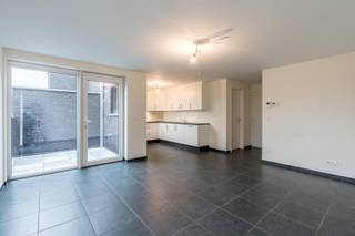 Instapklaar energiezuinig appartement, gelegen in het centrum van Onze-Lieve-Vrouw Olen, op wandel - / fietsafstand van winkels, openbaar vervoer, scholen, station, ..., en met een vlotte verbinding naar de omliggende gemeentes Geel, Westerlo, Herentals en Kasterlee, alsook de E313 en de E34.<br /><br />Dit appartement op de 1ste verdieping is bereikbaar met lift of trap en bestaat uit een woonkamer met volledig uitgeruste open keuken (vaatwas, koelkast, combi-oven, keramische kookplaat en dampkap), berging / wasplaats, apart toilet, nachthal, 3 slaapkamers, badkamer met inloopdouche en dubbele lavabo, en 2 terrassen.<br /><br />Achter het gebouw bevindt er zich een autostaanplaats.<br /><br />Het betreft een energiezuinige appartement met vloerverwarming op aardgas, ventilatiesysteem type C+ en regenwaterrecuperatie. <br /><br />Huurprijs: €920/maand | beschikbaarheid: 01/12/2026 | EPC: 49 kWh/m² (label A)