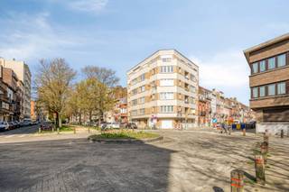 Appartement lumineux situé au premier étage, dans la paisible avenue Broustin. L'immeuble se trouve dans un quartier très calme et verdoyant, ce qui permet de profiter de la nature et d'un parc de jeux. L'appartement se compose d'un salon, d'une cuisine, d'une salle de bains, de toilettes séparées, d'une grande chambre et d'une petite terrasse. Il dispose également d'un débarras en sous-sol. L'appartement est en outre doté d'espaces de rangement pratiques. Les charges mensuelles s'élèvent à 130 € (fonds de roulement + fonds de réserve). Fenêtres déjà remplacées par des fenêtres en PVC. Vous souhaitez obtenir plus d'informations ou organiser une visite ? Envoyez un e-mail à Louis@immoaccenta.be