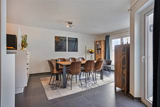 <span><span>Droomt u van een leven vol luxe, comfort en vlakbij de zee? Welkom bij dit uitzonderlijke duplex appartement in een residentie met de ambiance van kwaliteit en comfort. Gelegen op een toplocatie biedt dit duplex appartement een zijdelings zicht op de Noordzee en de haven van Oostende. In de directe omgeving bevindt u zich te midden van de beste restaurants en de levendigheid van het monumentale station. Eenmaal thuis omhult een oase van rust en comfort u, terwijl het unieke ontwerp van het appartement zorgt voor een harmonieuze verbinding met de buitenwereld.<br /><br />Op de 4e verdieping van het prestigieuze gebouw “Oriënt Express”, is het duplex appartement op het hoogste niveau afgewerkt. Grote ramen laten het daglicht binnenstromen en verbinden de leefruimte met het terras, ideaal om te ontspannen of te genieten van een drankje. Hier ervaart u ultieme privacy dankzij de hoogwaardige bouwmaterialen en het innovatieve ontwerp. Inkom met royale leefruimte, open keuken, bergruimte, wc en terras. 5e verdieping herbergt 2 slaapkamers, waarvan de grootste slaapkamer is ingericht als studio (tweede keuken, slaaphoek, badkamer met douche en toilet).  Als zo'n studio afzonderlijk te koop zou komen zou de waarde al geschat worden op +/-  120.000,- !<br /><br /><u>Enkele troeven:</u><br />· Private berging op gelijkvloers;<br />· gemeenschappelijke fietsenstalling en vuilnislokaal aanwezig;<br />· gemeenschappelijke inkom toegankelijk voor andersvaliden;<br />· <strong>EPC label C</strong> (geen renovatieverplichting);<br />· Elektriciteit is conform gekeurd;<br />· <strong>Super als vaste woonst of tweede verblijf</strong>;<br />· <strong>Alle faciliteiten en strand binnen handbereik. De perfecte locatie.</strong><br /><br />Bent u benieuwd ? Informeer bij ons kantoor of plan vandaag nog uw bezoek in. Bel Diksimmo op het nummer 051 50 11 51 of mail naar diksmuide@diksimmo.be.</span></span>