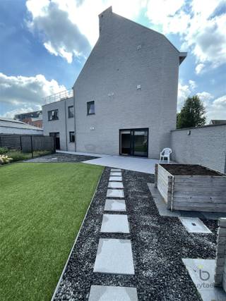 Gelijkvloers appartement met 2 slaapkamers en ruime tuin met terras! INDELING: Via de inkomhal bereikt u de lichte leefruimte met weids uitzicht op...