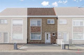 Gezinswoning met 3 slaapkamers en achterliggende garage in rustige straat te Beveren-Leie (Waregem) Voor meer informatie of een bezoek, neem contact...