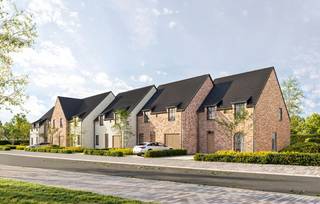 Deze energiezuinige halfopen nieuwbouwwoning in landelijke bouwstijl wordt volledig nieuw en instapklaar afgewerkt. De woning (lot 49) heeft een perceeloppervlakte van 333 m<sup>2 </sup>en een noordwestelijk georiënteerde tuin.<br /><br />Via de inkomhal kom je terecht in een open leefruimte met salon, eethoek, bureau en open keuken. Er is een aparte wasplaats en gastentoilet. Op de eerste verdieping zijn er 3 slaapkamers, nog een toilet, berging en een badkamer met dubbele wastafel, douche én bad. Met een vaste trap kom je op de zolderruimte die dienst kan doen als extra kamer. Er komt een aangelegde voortuin en tuin met terras. De binnenafwerking van de woning gebeurt na aankoop en volgens de wensen en keuzes van de klant. Geniet daarbij van de nieuwste technieken, waaronder de geothermische warmtepomp, zonnepanelen en vloerverwarming om te verwarmen in de winter en te verkoelen in de zomer.<br /><br />Deze woning krijgt dan ook energielabel A. <strong>www.dumobil.be/nl/woonprojecten/projecten/meulebeke-steenstraat-kapellestraat</strong>. Vraag vrijblijvend verdere info aan bouwadviseur Sam: <strong>sam@dumobil.be</strong> | <strong>0483 210 133</strong>