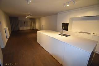 Prachtig, recent energiezuinig 3-slpk.-appartement (141 m²) met terras (12 m²), garage en lift in het bruisende hart van Dendermonde! Dit...