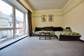 Deze ruime, instapklare woning is centraal en optimaal gelegen op een boogscheut van de Markt, het winkelcentrum en het natuurdomein, Het Leen. Deze bel-étage is een ideale gezinswoning voor wie houdt van rust en toch graag kort bij het bruisende centrum van Eeklo vertoeft.

Op het gelijkvloers is een aparte wasruimte die tevens fungeert als berging en een grote inpandige garage. In de garage kan u ook uw fietsen stallen.  
De traphal leidt u naar de eerste verdieping, hier geniet u een apart gastentoilet, een grote leefruimte met eetplaats en zitplaats en een ingerichte keuken. Vanuit de eetplaats heeft u toegang tot het terras.
Drie ruime slaapkamers en de badkamer bevinden zich op de tweede verdieping. 

De tuin met deels overdekt terras zal u verrassen! Hier geniet u met familie en vrienden van een gezellig drankje en hapje.

Wilt u een bezoek brengen aan deze woning?
Bel Unicum via het nummer  09 336 16 15 of mail naar info@vastgoedunicum.be, wij helpen u graag verder!

Virtuele rondleiding?
https://youtube.com/shorts/IHOdpUogJxY