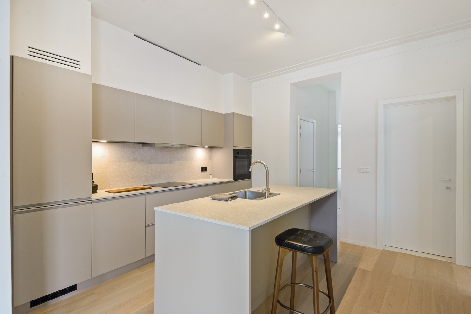 Gerenoveerd appartement met 2 slaapkamers , buitenruimte en groen zicht - foto 5