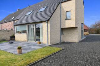 Ruime, gezellige woning op rustige ligging. Deze woning ademt gezelligheid.Indeling van de woning :Gelijkvloers : ruime inkomhal, toilet, woonkamer...