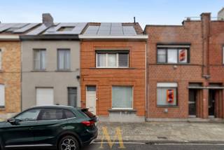 Deze instapklare en verrassend ruime woning is centraal gelegen in Zwevegem, op wandelafstand van de Groene Kouter, scholen, openbaar vervoer, winkels en andere voorzieningen. De woning werd doorheen de jaren reeds op verschillende vlakken vernieuwd en combineert een praktische indeling met een ruime tuin en uitstekende bereikbaarheid.<br /><br />Op het gelijkvloers bevindt zich de inkomhal, gevolgd door een lichtrijke leefruimte met gezellige houtkachel en een groot schuifraam dat rechtstreeks toegang biedt tot het overdekte terras. Verder beschikt de woning over een volledig ingerichte keuken en een vernieuwde badkamer met inloopdouche en lavabo. De ruime, droge kelder zorgt voor heel wat extra bergruimte.<br /><br />Op de eerste verdieping bevinden zich twee slaapkamers en een bureau. De zolderverdieping werd volledig ingericht als derde slaapkamer, waardoor de woning ook geschikt is voor een gezin dat op zoek is naar extra ruimte.<br /><br />Buiten geniet u van een ruime en zonnige tuin met overdekt terras, tuinhuis en serre. Achteraan het perceel bevindt zich bovendien een ruime garage met uitweg, een bijzonder praktische en waardevolle troef.<br /><br />Troeven:
<ul>
	<li>centrale ligging</li>
	<li>Recente HR-Ketel (2024</li>
	<li>Zonnepanelen (10)</li>
	<li>Uitweg achteraan het perceel</li>
	<li>Droge kelder</li>
</ul>
<br />📞 Interesse of een bezoek?<br />Contacteer Maxime Vanneste via 0498 44 78 00 of info@maximevanneste.be.