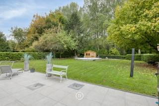 Located in the Domaine de Bouchout, this villa to refresh is set on a plot of 12.2 ares. The property enjoys a quiet setting and is adjacent to woodland. It also features an integrated garage, a driveway, a pleasant south-west facing terrace and a swimming pool in the garden.<br />The house opens onto a spacious entrance hall with cloakroom and guest toilet. The bright living area forms the heart of the home and offers open views of the garden. The fitted kitchen adjoins the living space, as well as a separate office that can be integrated into the living area to create a larger and more open layout.<br />On the first floor, there are five full-sized bedrooms, complemented by a bathroom and a separate shower room, providing comfort and flexibility for the entire family.