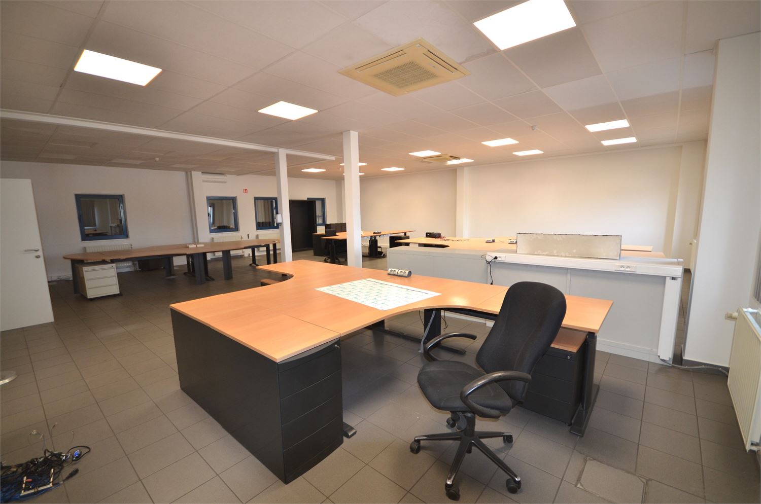 Ruim bedrijfsgebouw met burelen op een op een zeer gunstige locatie. Het pand is gelegen op het goed bereikbare industrieterrein van Sint-Truiden - foto 4