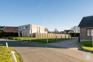 AFMETINGEN BOUWKAVEL:Perceelbreedte straatkant: ca 17,8mPerceelbreedte achterkant: ca 21,6mPerceeldiepte links: ca 49,5mPerceeldiepte rechts: ca...