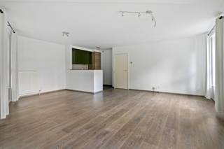 <p>Hoekappartement met twee slaapkamers en terras gelegen op de eerste verdieping van de residentie<span> </span>“Augustijnenpark<strong>”.<br /><br /></strong>Indeling en omschrijving:</p>
<p>Het appartement omvat een inkomhal met gastentoilet, die toegang geeft tot de eerste slaapkamer. Aansluitend bevindt zich de badkamer, uitgerust met een ligbad met douchemogelijkheid en een lavabo met meubel. Daarnaast ligt de tweede slaapkamer. Via de hal bereikt u de ruime en lichtrijke leefruimte. Onderweg bevindt zich aan de rechterzijde een praktische bergplaats. De leefkamer vormt samen met de geïntegreerde keuken een aangename open leefruimte. De keuken is ingericht met een dubbele spoelbak, oven, keramische kookplaat en praktische boven- en onderkasten. Een absolute troef van het appartement is het ruime, doorlopende terras. Dit is rechtstreeks bereikbaar vanuit de leefkamer en biedt een aangenaam uitzicht.</p>
<p>In het ondergrondse complex beschikt het appartement tevens over een private kelderruimte en een ondergrondse autostaanplaats. Zowel de autostaanplaats als de kelder zijn inbegrepen in de verkoopprijs.</p>
<p><span>Extra info: instapklaar I EPC 131 kWh/ (m² jaar) label B I infoplicht: in aanvraag I watertoets: P-score: B I G-score: A.</span></p>