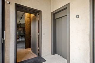 <p><span>Wonen op Het Kanaal in alle ruimte en privacy. Dit uitzonderlijke appartement beslaat een volledige verdieping en combineert ca 225m² woonoppervlakte met ca 90m² terrassen. Twee royale leefruimtes en twee volwaardie suites creëren een bijzonder ruimtelijk woonconcept, midden in de unieke architecturale omgeving van Axel Vervoordt.</span></p><p><span> </span></p><p><span>Indeling</span></p><p><span>Vanuit de inkomhal betreedt u de zeer ruime en open leefruimte met een open leefkeuken welke is voorzien van diverse inbouwtoestellen. Vanuit deze leefruimte en keuken toegang tot een ruim terras. Via een doorgang langs de wasplaats bereikt u de tweede woonkamer of televisiekamer met aansluitend de slaapkamers. U bereikt de slaapkamers steeds via een dressingkamer en aansluitend een privatieve badkamer. Zodoende heeft dit appartement twee gelijkaardige suites. </span></p><p><span> </span></p><p><span>Bijzonderheden</span></p><p><span>Dit luxe appartement werd zeer smaakvol afgewerkt. Bij de renovatie in 2016/2017 werden duurzame en hoogwaardige materialen gebruikt. De plafondhoogte, grote raampartijen, gebruik van bijzondere schildertechnieken, er zijn vele aspecten welke dit tot een uniek appartement maken! Daarnaast biedt dit eigendom u alle hedendaags comfort en luxe in een stijlvol en karakteristieke setting.</span></p><p><span> </span></p><p><span>Parkeren en berging</span></p><p><span>In de ondergrondse parkeerkelder is een dubbele staanplaats aanwezig welke tegen een meerprijs kan worden aangekocht.</span></p><p><span> </span></p><p><span>Het Kanaal</span></p><p><span>Een unieke woonbeleving welke werd gecreëerd door Axel Vervoordt in de voormalige brouwerij en mouterij aan het kanaal bij Wijnegem. De oorspronkelijke gebouwen van de 19e eeuw werden volledig opnieuw tot leven gebracht in een bijzondere mix van wonen, werken en leven. Ontdek ook meer over dit bijzondere project op de website van Het Kanaal.</span></p><p><span> </span></p><p><span>Meer inlichtingen via ons kantoor.</span></p>