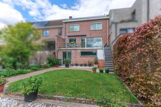 Deze eigendom in het centrum van Aalst biedt een uitstekende combinatie van wonen en werken.Dit veelzijdig pand omvat een praktijkruimte op het...