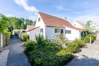 <h3><span>Vakantiewoning, Park Zeebos, Bredene</span></h3><p><span>Zonnige vakantiewoning met ruime tuin en parkeerplaats, rustig gelegen in het rustige en groene park Zeebos, op korte afstand van het strand, de zee en de duinen. Het verzorgde vakantiedomein biedt diverse faciliteiten voor het hele gezin, waaronder een openluchtzwembad, recreatiemogelijkheden en ruime groenzones.</span></p><p><span>Indeling: Ruime, gezellige leefruimte met eetplaats en een volledig uitgeruste open keuken, voorzien van alle hedendaags comfort. Op het gelijkvloers bevindt zich een slaapkamer, wat zorgt voor extra gebruiksgemak. Op de verdieping zijn er nog twee volwaardige slaapkamers aanwezig, evenals praktische bergruimte. De badkamer is modern ingericht en uitgerust met een douche en lavabo. Daarnaast beschikt de woning over een afzonderlijk toilet. Dankzij de combinatie van rust, comfort, een zonnige tuin en de uitstekende ligging nabij zee, strand en natuur is deze vakantiewoning de ideale uitvalsbasis voor eigen gebruik of als investering aan de Belgische kust.</span></p>