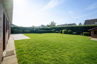 LIGGING:Deze te renoveren laagbouwvilla is gelegen op een perceel van 722M2.Op een boogscheut van Gent en met in de onmiddellijke nabijheid de op- en...